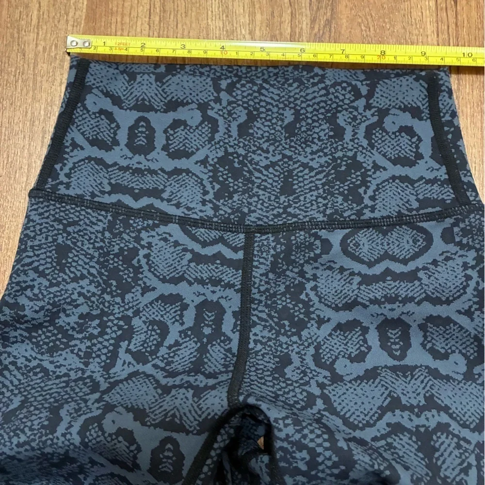TYC Gray and Black Leggings with Snakeskin Pattern Pre Owned Great Condition